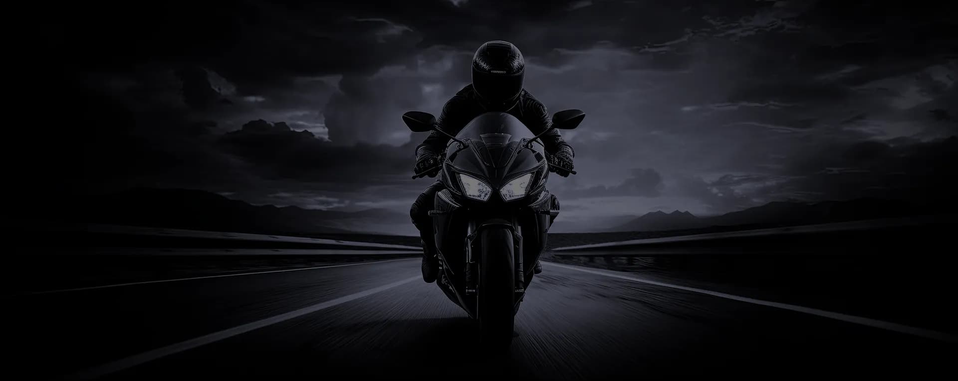 Image de l'avant d'une moto en noir et blanc